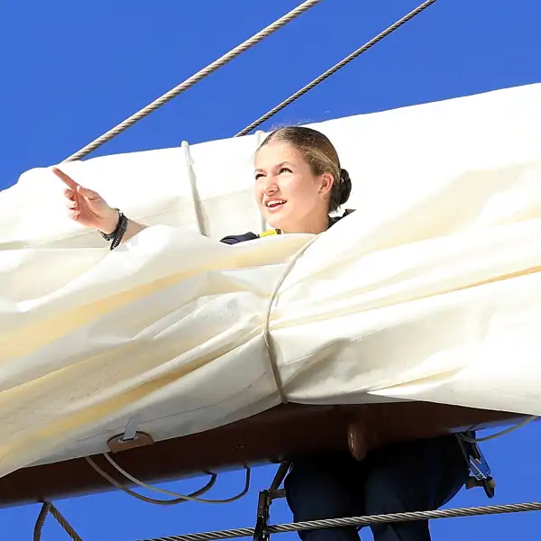 La Princesa de Asturias en el mástil de una de las velas del Juan Sebastián de Elcano