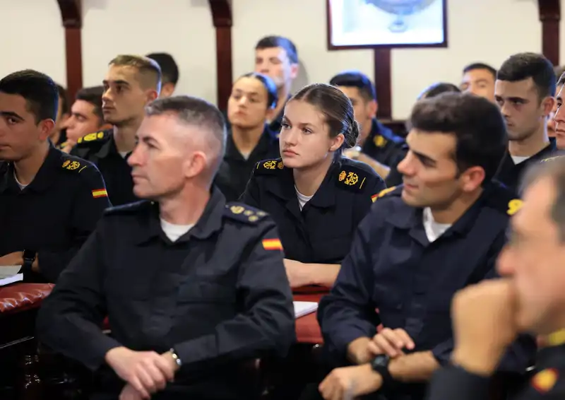 La Princesa Leonor, junto a sus compañeros guardiamarinas, recibiendo clase a bordo del Buque Escuela.