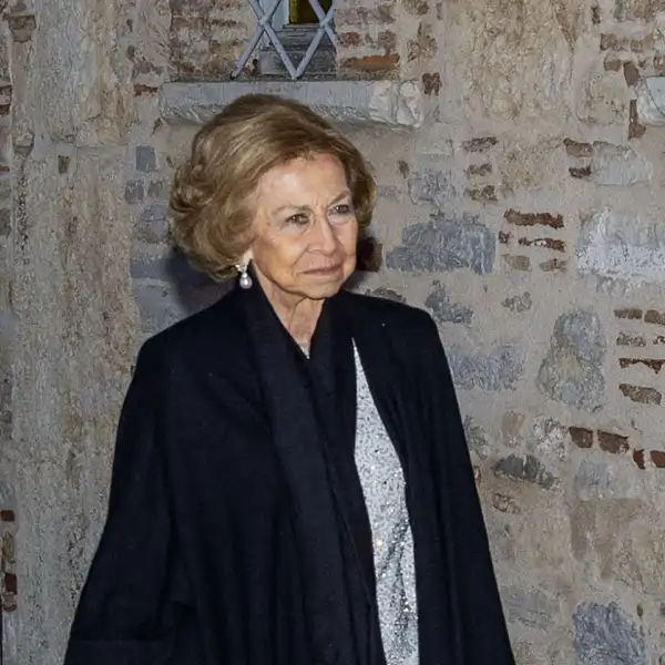 La Reina Sofía se salta el protocolo por este detalle de su look en la boda de Nicolás de Grecia