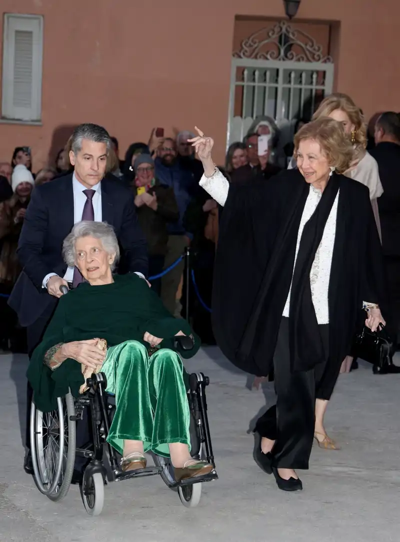 La Reina Sofía se salta el protocolo por este detalle de su look en la boda de Nicolás de Grecia