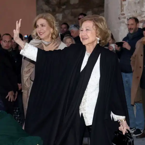 La Reina Sofía y la infanta Cristina, en la boda de Nicolás de Grecia.