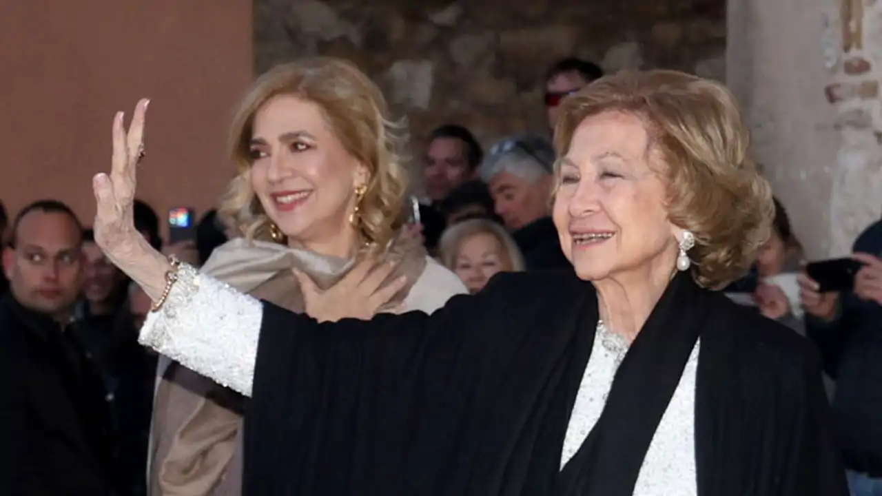 La Reina Sofía y la infanta Cristina, en la boda de Nicolás de Grecia.