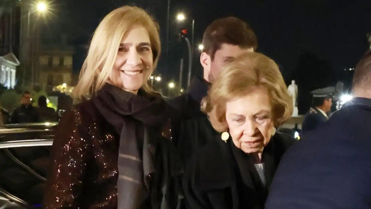 La Reina Sofía acude a la preboda de Nicolás de Grecia: look elegante y acompañada por la Infanta Cristina