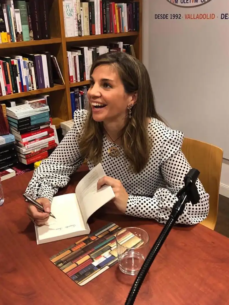 Marian Rojas-Estapé firmando libros