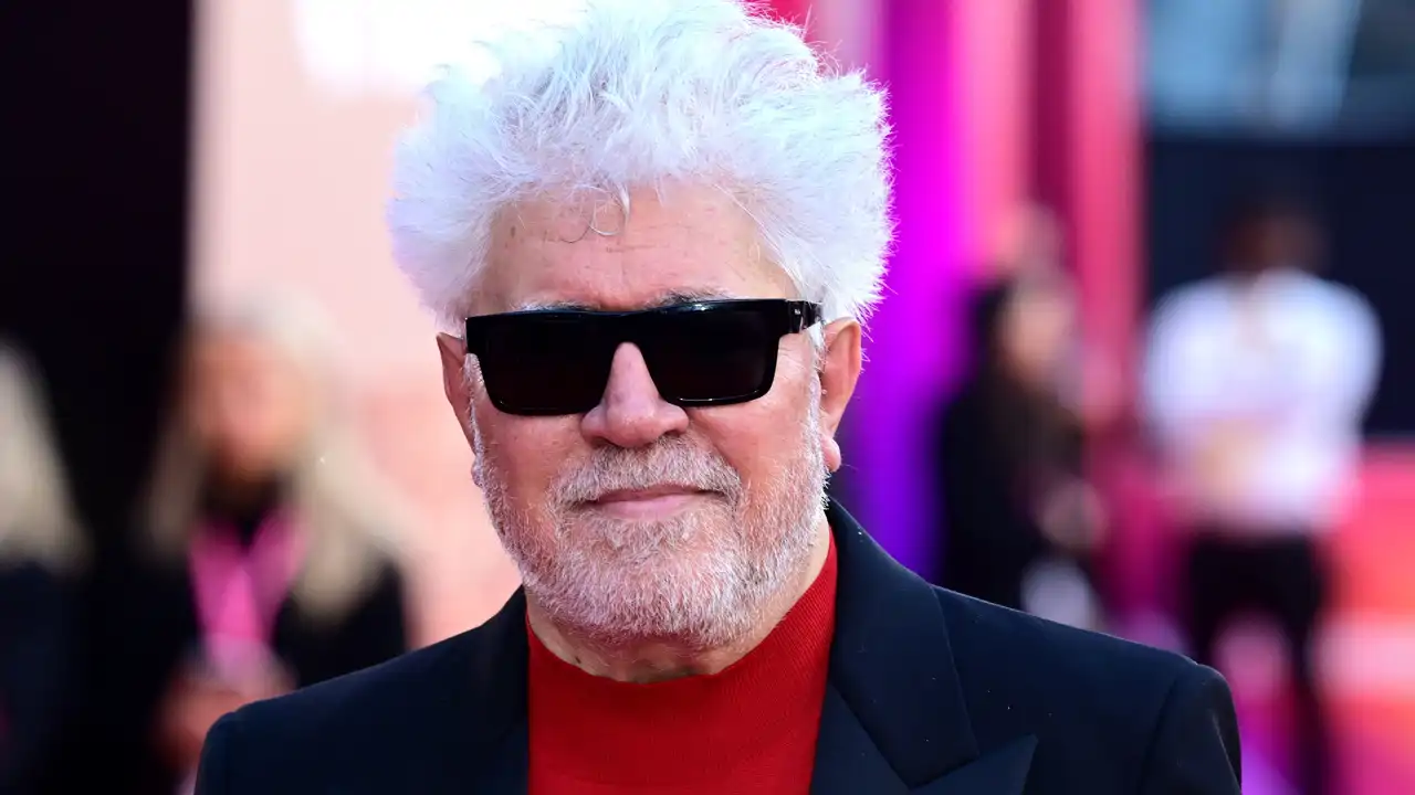 Pedro Almodóvar en una alfombra roja