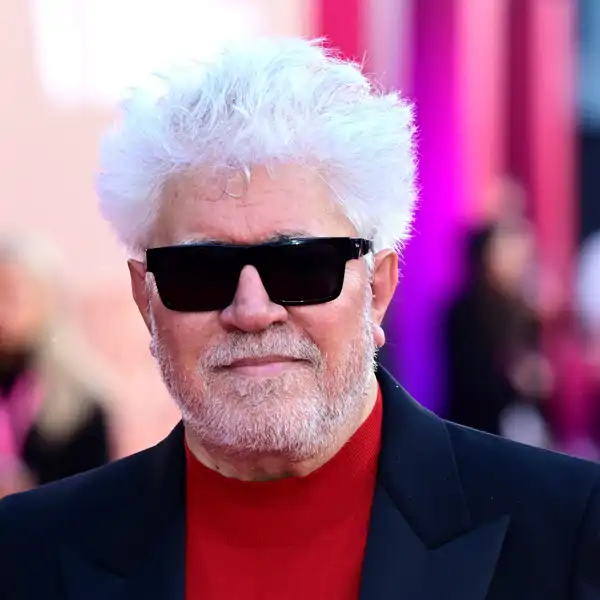 Pedro Almodóvar en una alfombra roja