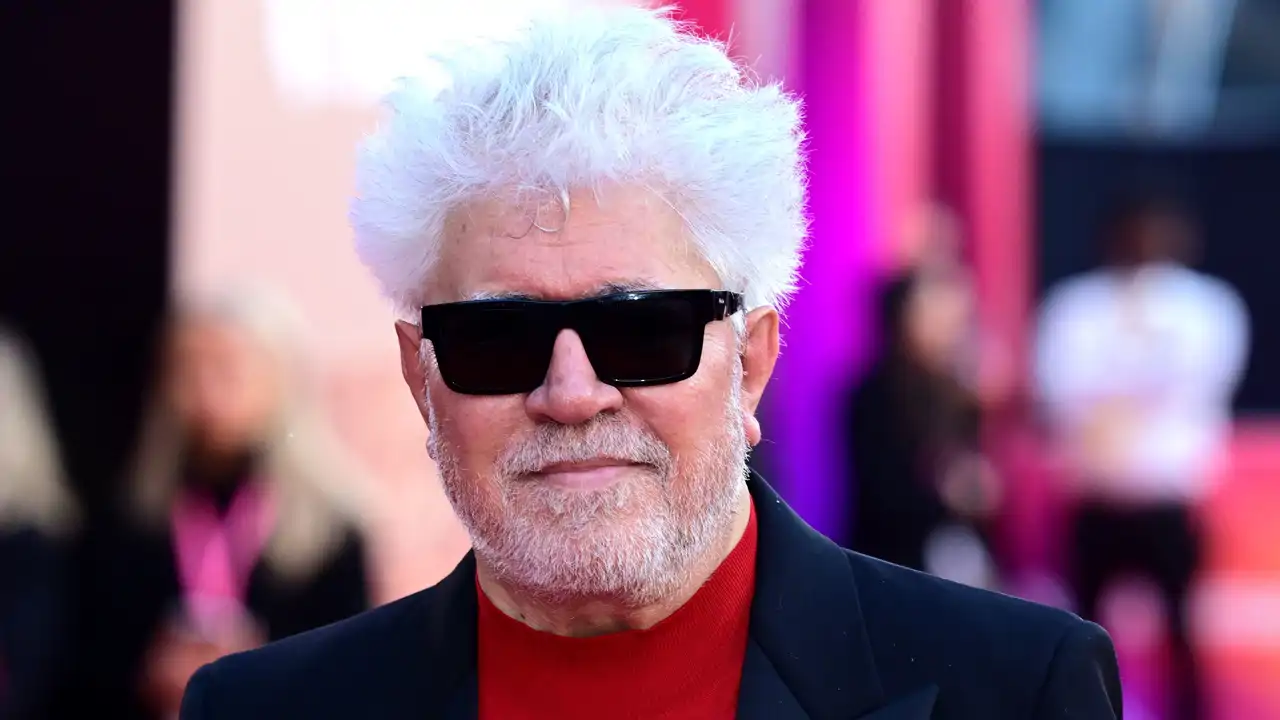 Pedro Almodóvar sufre un accidente doméstico y causará baja en los Premios Goya