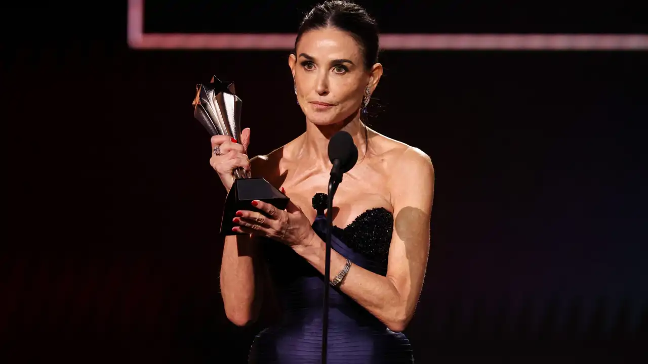 El gesto de Demi Moore con Karla Sofía Cascón en mitad de la polémica tras ganar el Critics Choice Awards a Mejor Actriz 