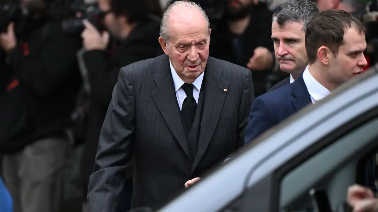 El Rey Juan Carlos, en el funeral de su íntimo amigo en Lisboa.