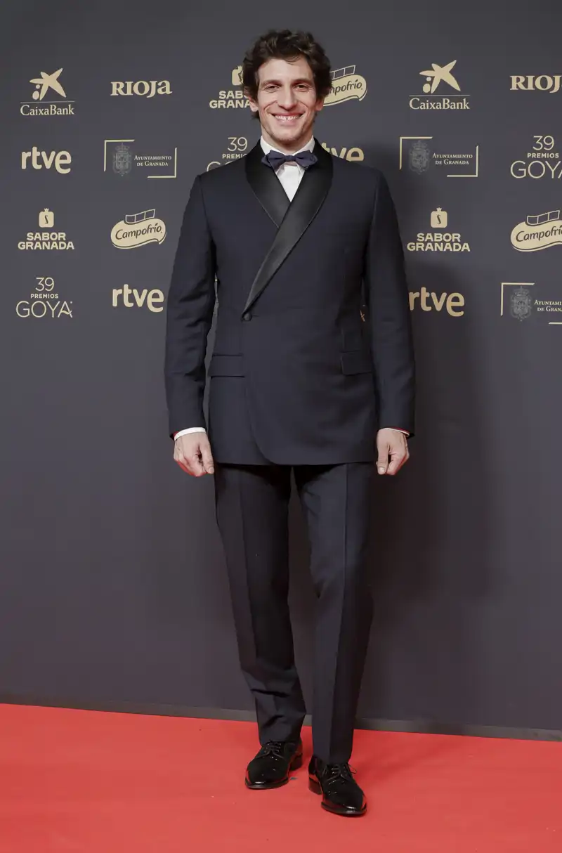 Quim Gutiérrez arrasa en la alfombra roja de los Premios Goya 2025 con un smoking de Dior 