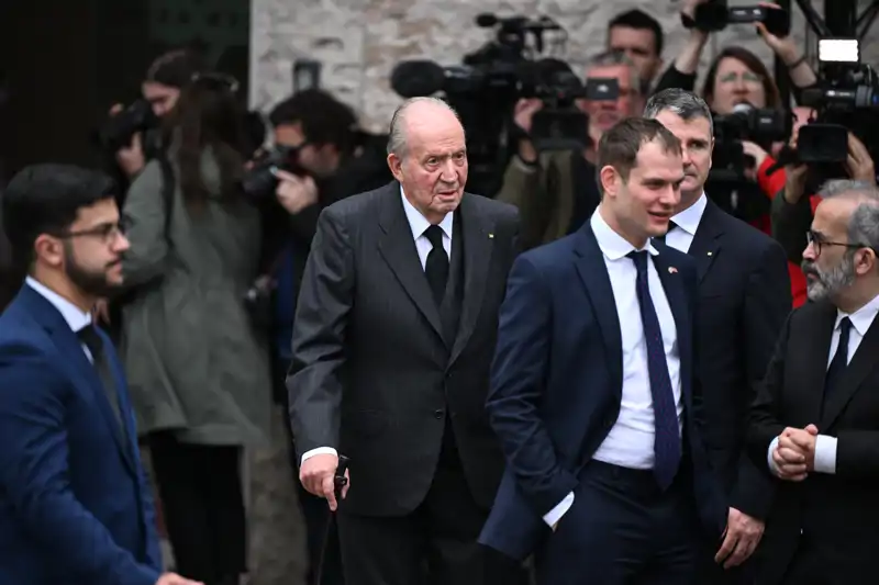 El Rey Juan Carlos, en el funeral de su íntimo amigo en Lisboa.