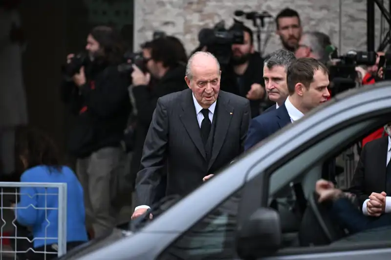 El Rey Juan Carlos, en el funeral de su íntimo amigo en Lisboa.