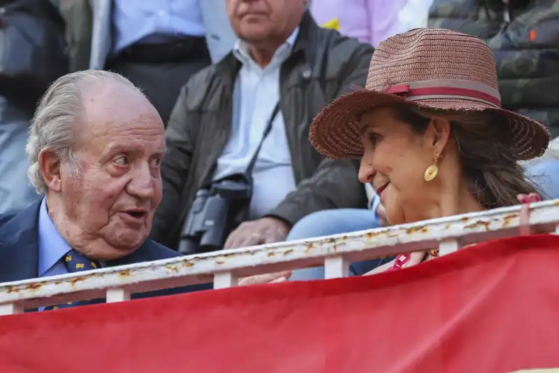 El Rey Juan Carlos y la Infanta Elena, en la Feria de San Isidro 2019.