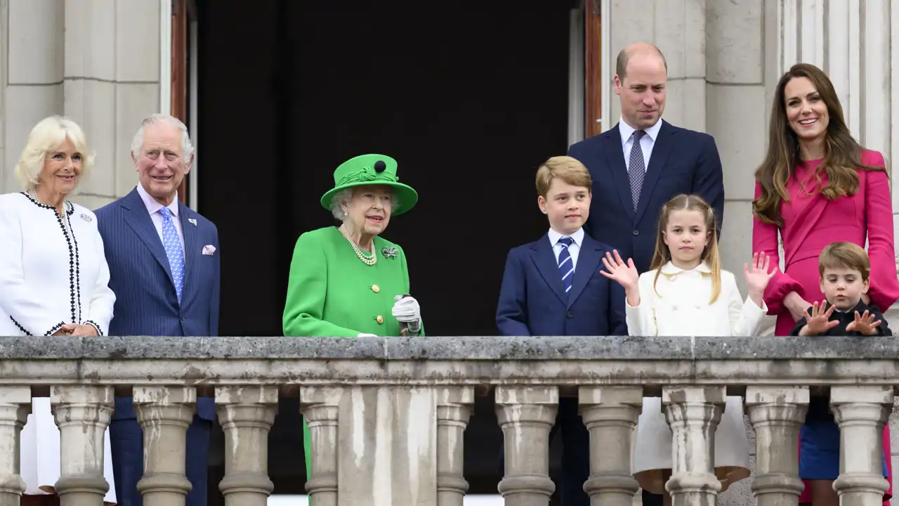 De los berrinches del Príncipe Guillermo a los motes de la Reina Camilla: un nuevo libro con testimonios de trabajadores de Palacio dinamita a la Familia Real Británica