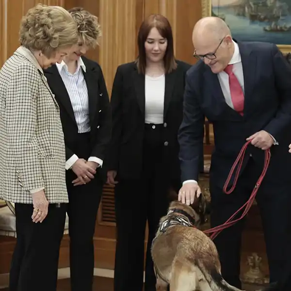 La Reina Sofía con los héroes de 4 patas