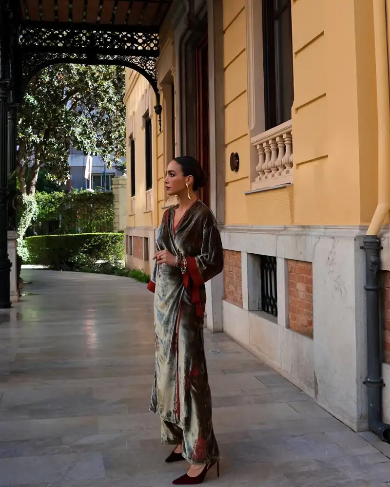 El kimono de terciopelo de Rocío Osorno disponible en Parfois ideal para invitadas 