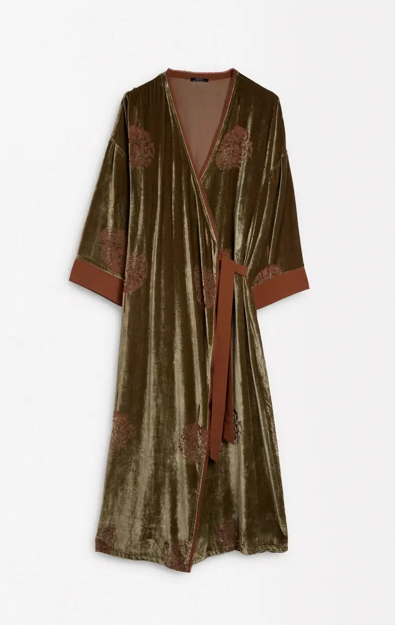 Kimono estampado terciopelo de Parfois 69,99 euros