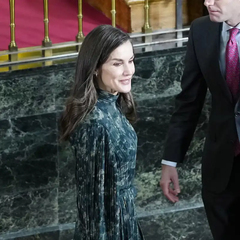 La Reina Letizia estrena el vestido de & Other Stories que ya está completamente agotado en la web 