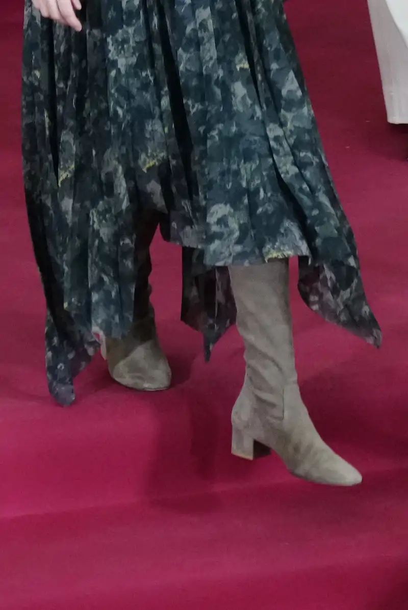 Las botas de ante en color topo de la Reina Letizia, un acierto absoluto 