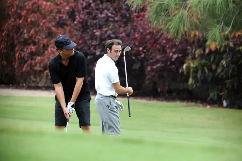 Luis Miguel y Enrique Ponce jugando al golf