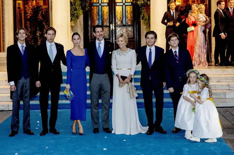 Pablo de Grecia junto a su mujer y sus hijos en la boda de Filipo de Grecia en Atenas en 2021. Constantino es el segundo por la izquierda.