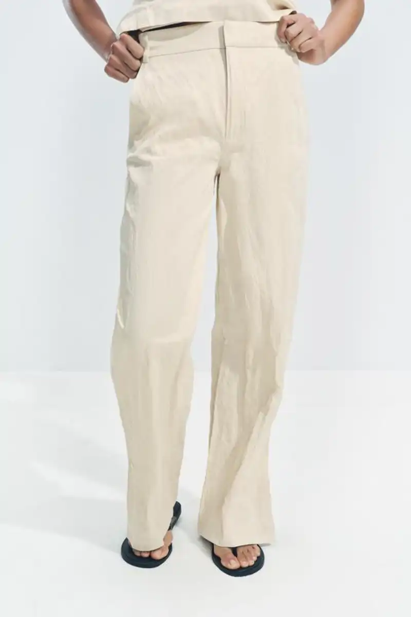 Pantalón arrugado recto ZW Collection de Zara 9,99 euros