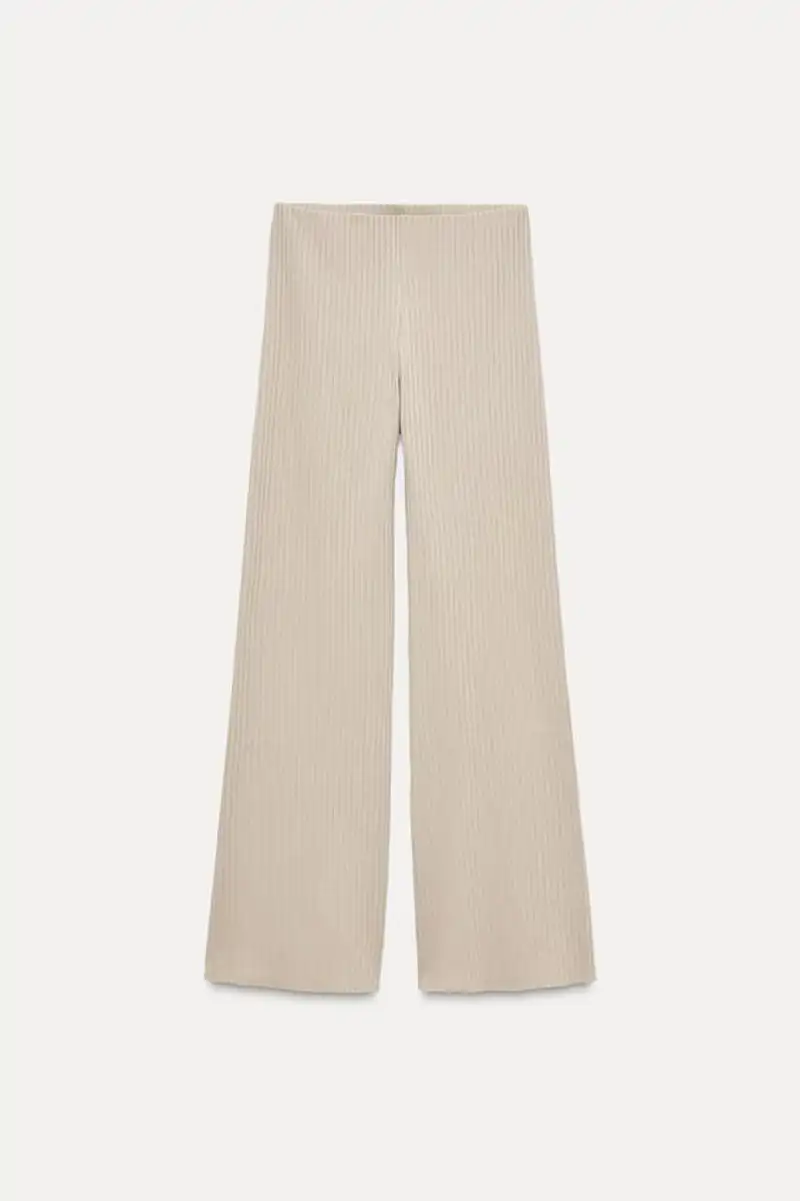 Pantalón canalé de Zara 22,95 euros