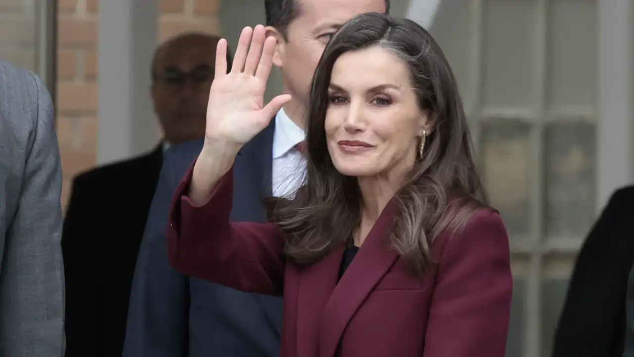 La Reina Letizia ahorra con su traje burdeos y da la sorpresa con un maquillaje que refresca la mirada y es pura tendencia