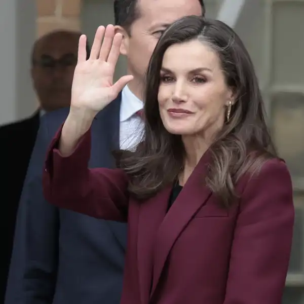 La Reina Letizia ahorra con su traje burdeos y da la sorpresa con un maquillaje que refresca la mirada y es pura tendencia