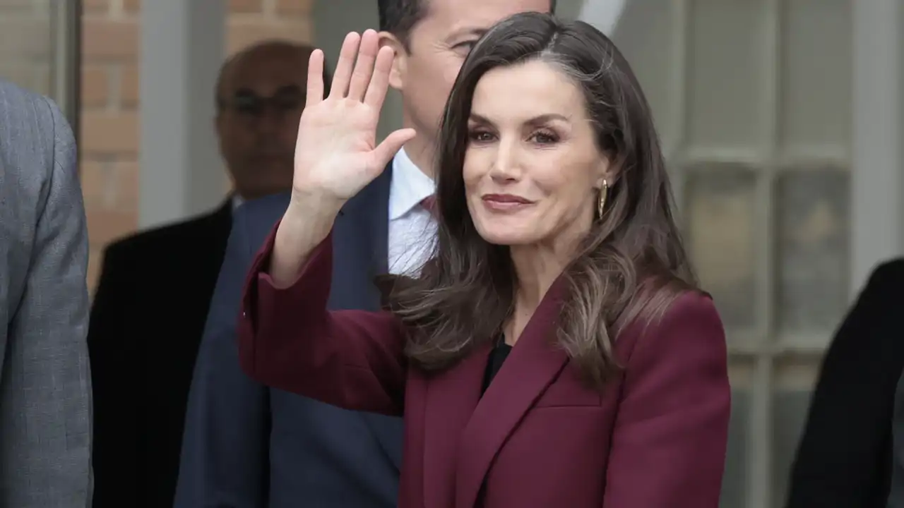 La Reina Letizia ahorra con su traje burdeos y estrena pendientes de lujo disponibles por menos de 25 euros