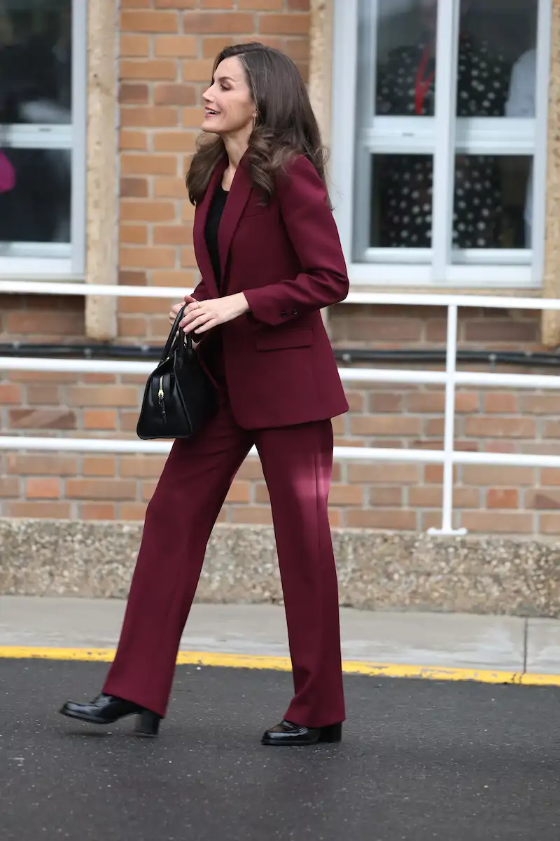 La Reina Letizia ahorra con su traje burdeos y da la sorpresa con un maquillaje que refresca la mirada y es pura tendencia