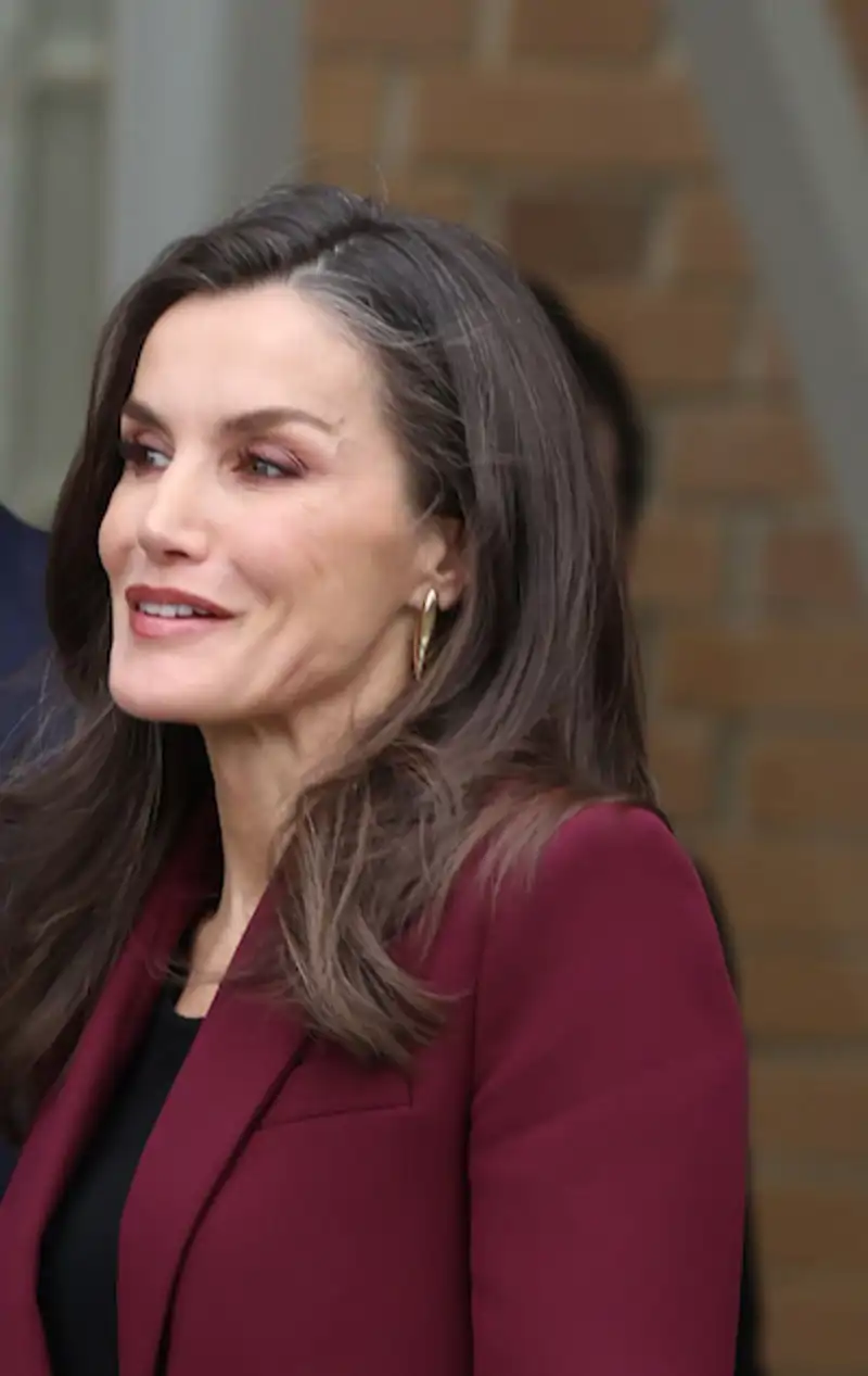 La sombra burgundy de la Reina Letizia en su visita a Toledo 