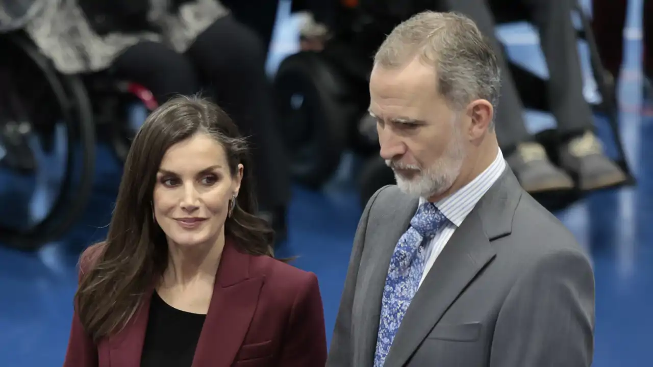 Un experto en comunicación no verbal analiza el gesto más tierno de los Reyes Felipe y Letizia con un bebé en el hospital