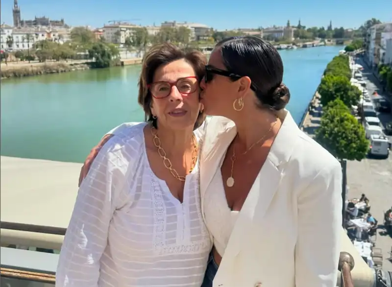 Anabel Pantoja junto a su madre, Merchi