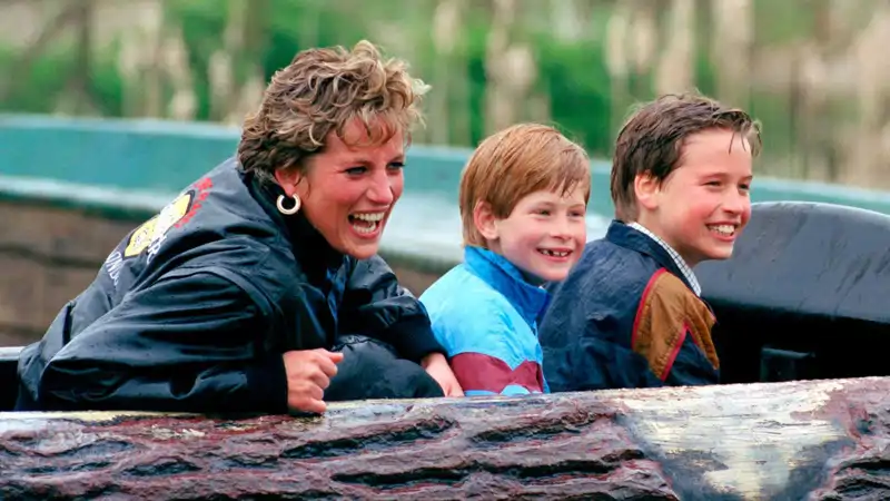 La icónica imagen de Diana de Gales y sus hijos de pequeños