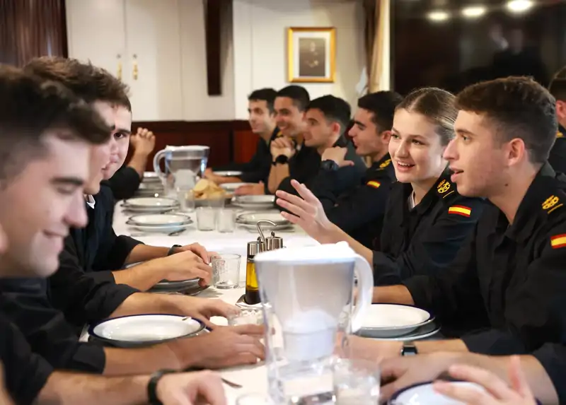 La Princesa Leonor charla con sus compañeros durante una comida a bordo del Juan Sebastián de Elcano