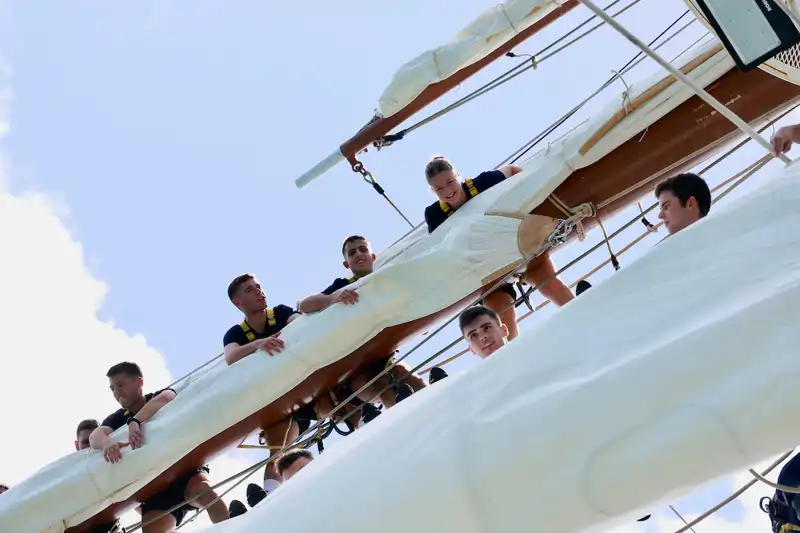 La Princesa Leonor y sus compañeros, a bordo del Juan Sebastián Elcano. 