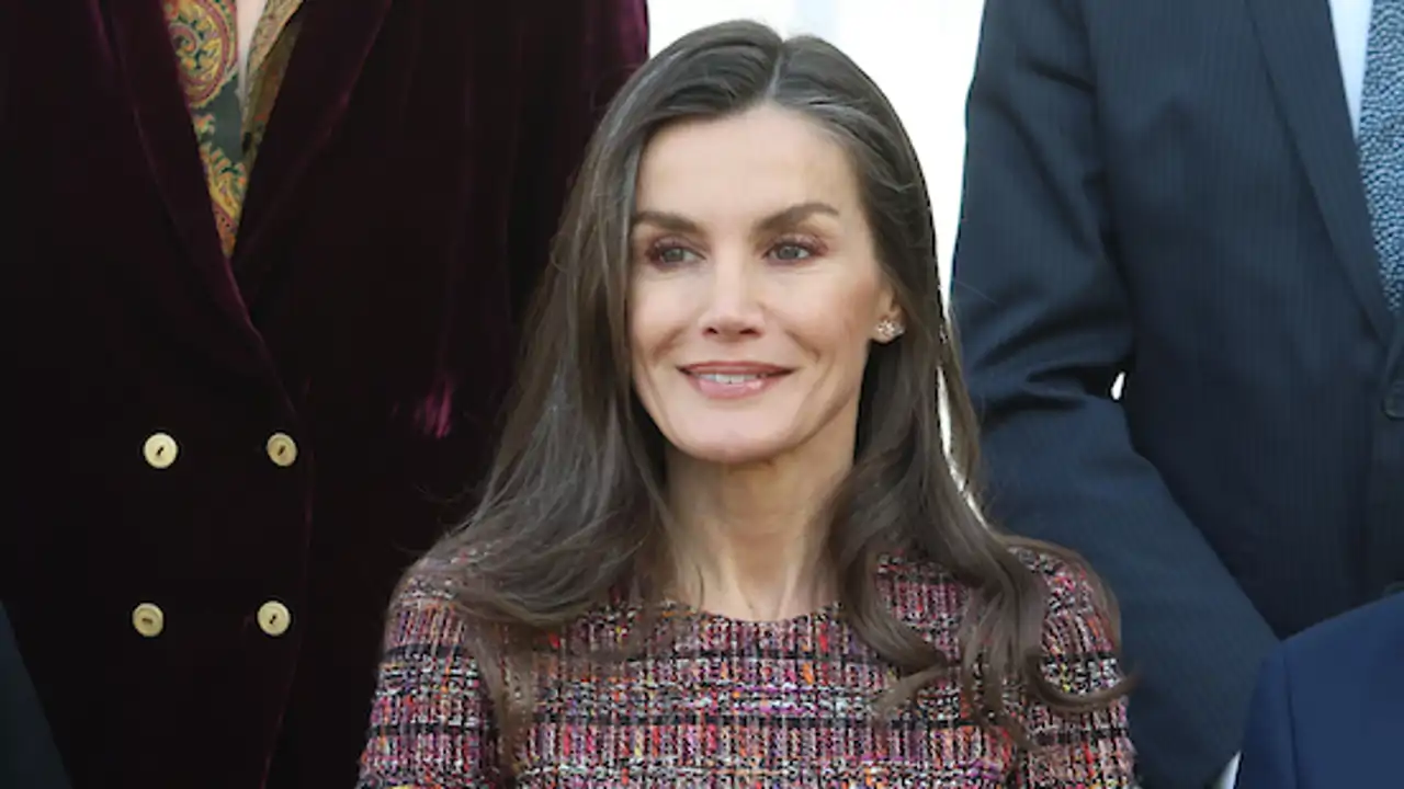 La Reina Letizia se le juega con el conjunto de tweed y cuero que nadie esperaba en La Zarzuela 