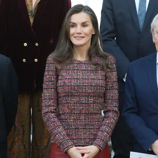 La Reina Letizia se la juega con el conjunto de tweed y cuero que nadie esperaba en La Zarzuela 