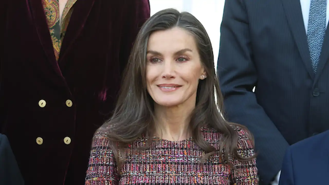 La Reina Letizia se la juega con el conjunto de tweed y cuero que nadie esperaba en La Zarzuela 