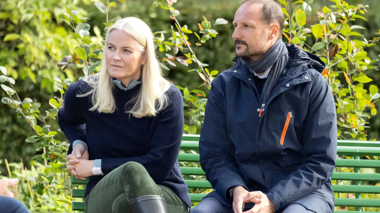 Los Príncipes de Noruega, Haakon y Mette-Marit visitando un jardín en Oslo el pasado septiembre.