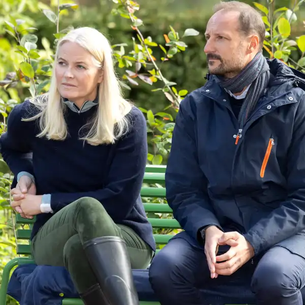 Los Príncipes de Noruega, Haakon y Mette-Marit visitando un jardín en Oslo el pasado septiembre.