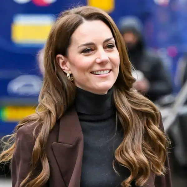 Marrón chocolate y pantalón 'pinstripe': Kate Middleton arrasa con el conjunto que es tendencia de la temporada y estiliza las piernas