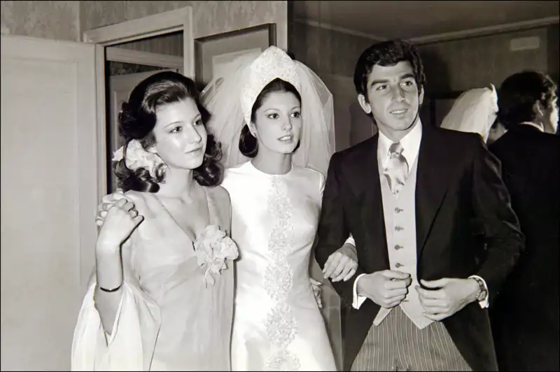 Carmina posa junto a su hermana Belén y su entonces novio, el torero Juan Carlos Beca.