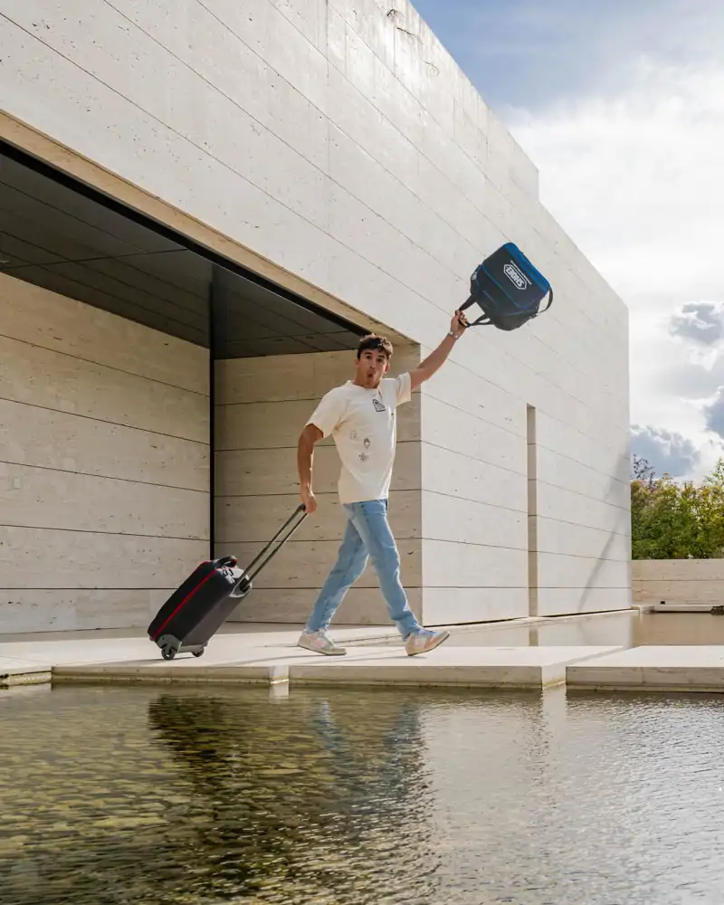 Marc Marquez a la salida de su casa