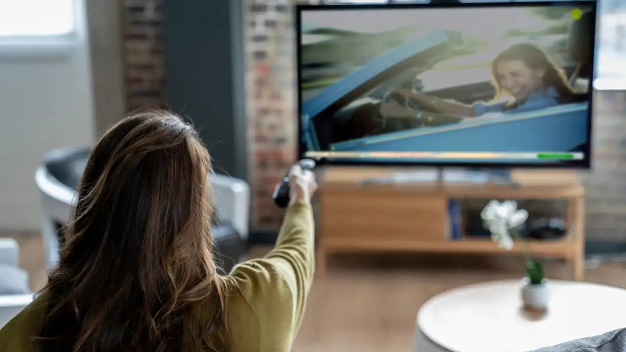 Mujer mirando televisión