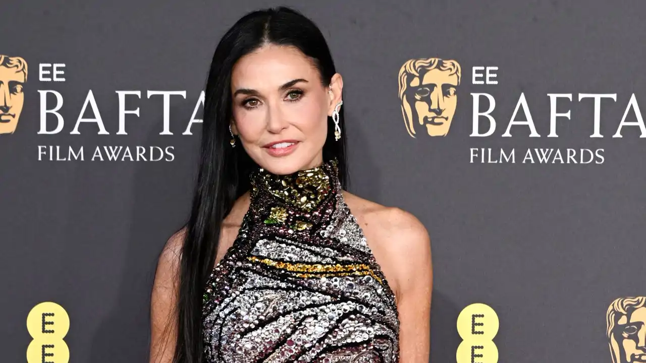 El impactante vestido de Demi Moore para triunfar en los Premios Bafta 2025: de Alexander McQueen y con miles de cristales 