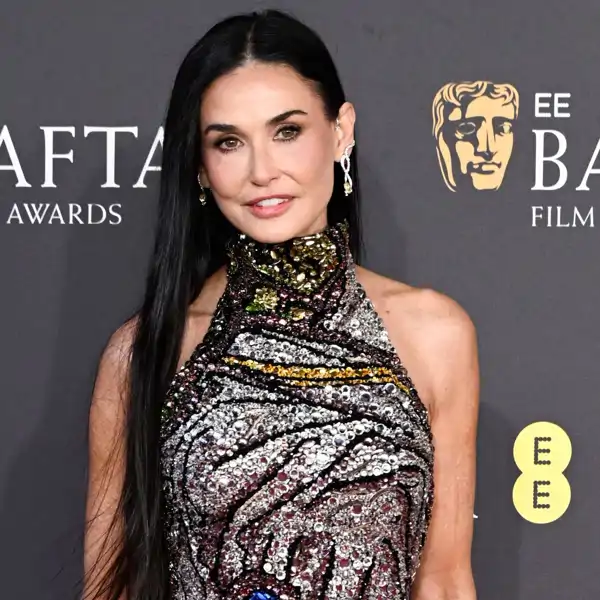 El impactante vestido de Demi Moore para triunfar en los Premios Bafta 2025: de Alexander McQueen y con miles de cristales 