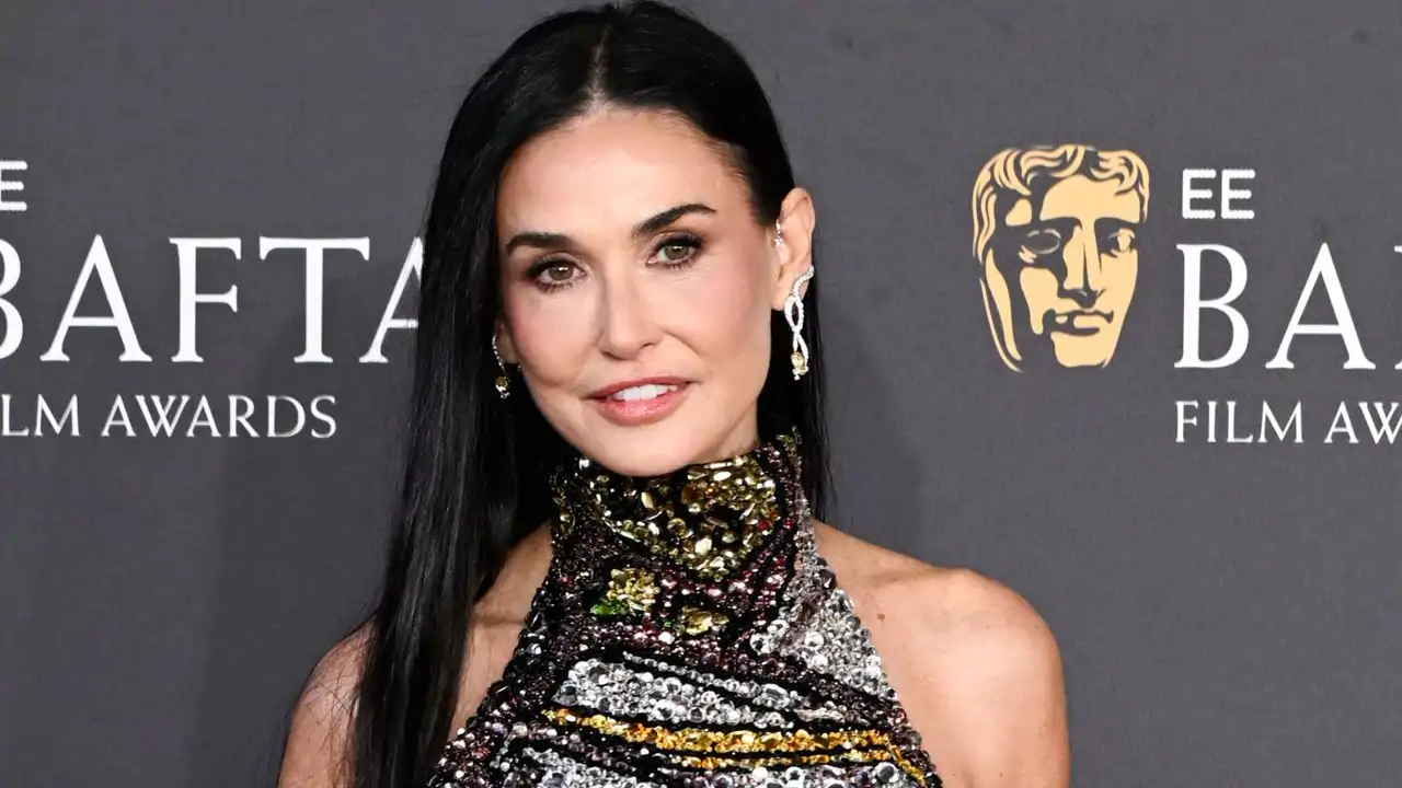 El impactante vestido de Demi Moore para triunfar en los Premios Bafta 2025: de Alexander McQueen y con miles de cristales 