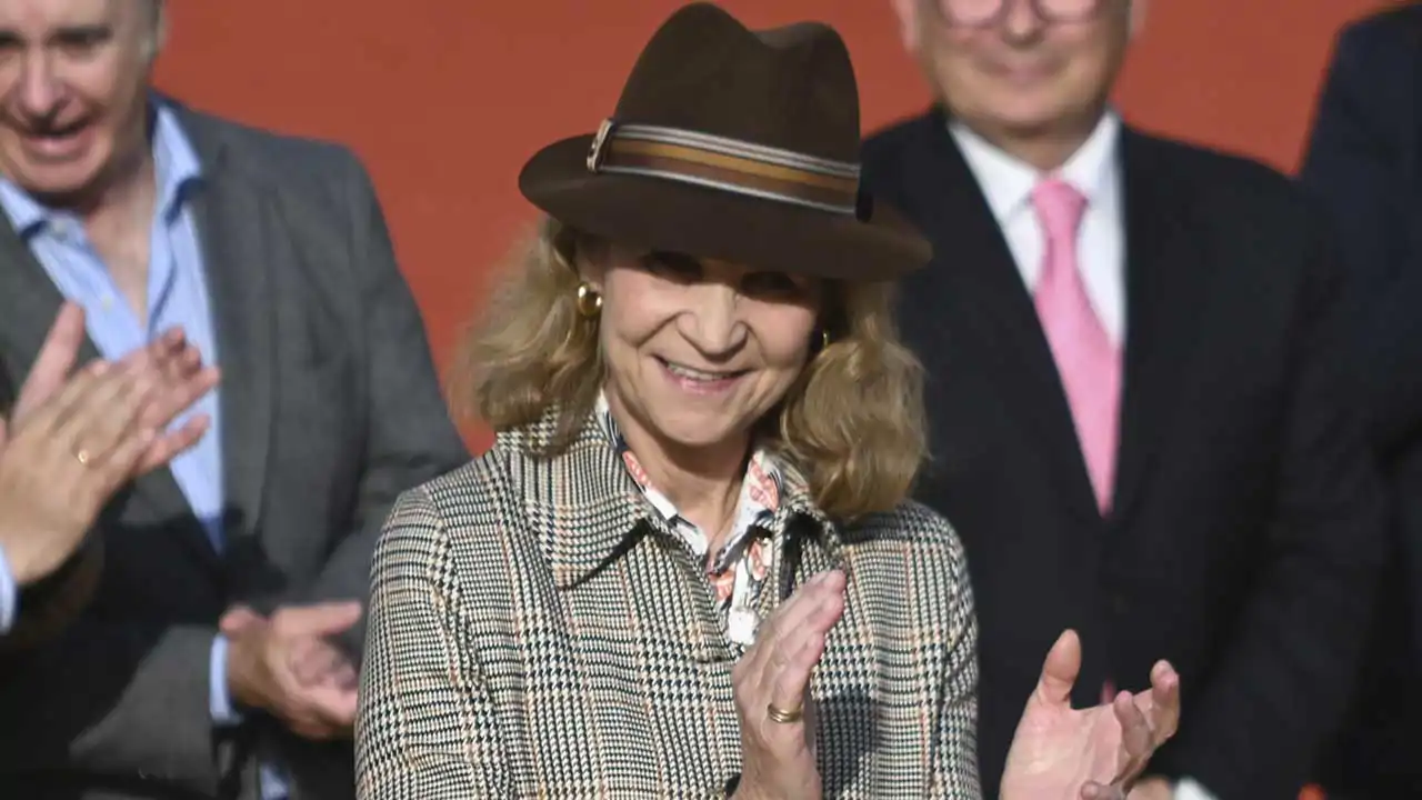 El significado oculto del anillo de la Infanta Elena en su meñique y cuya tradición 'heredó' de su padre